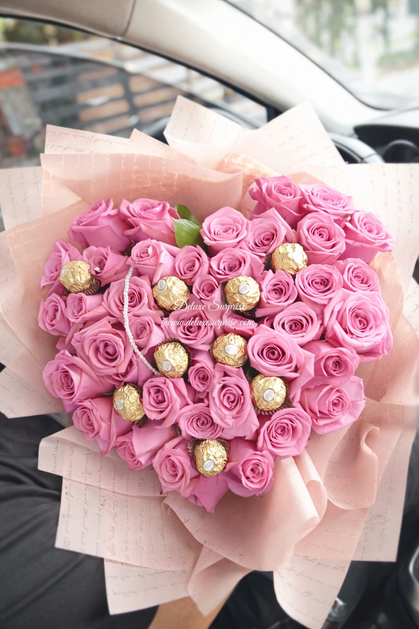 Detalle ramo de rosas con Ferrero Rocher y perlas - Deluxe Surprise