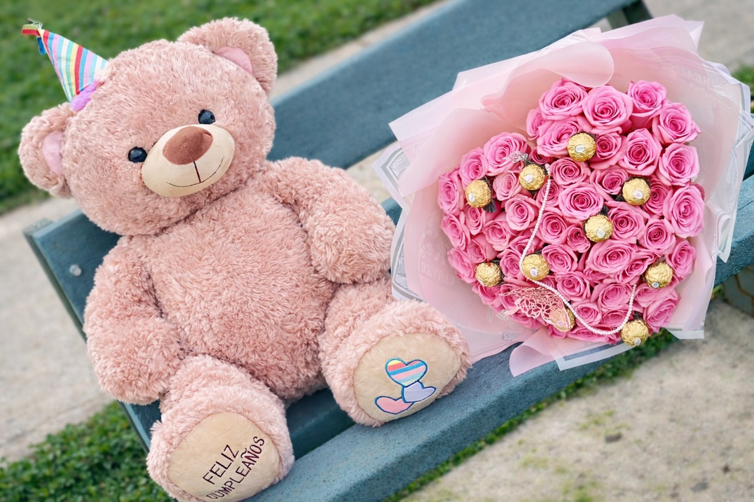Detalle oso de peluche con ramo de rosas delux - Deluxe Surprise