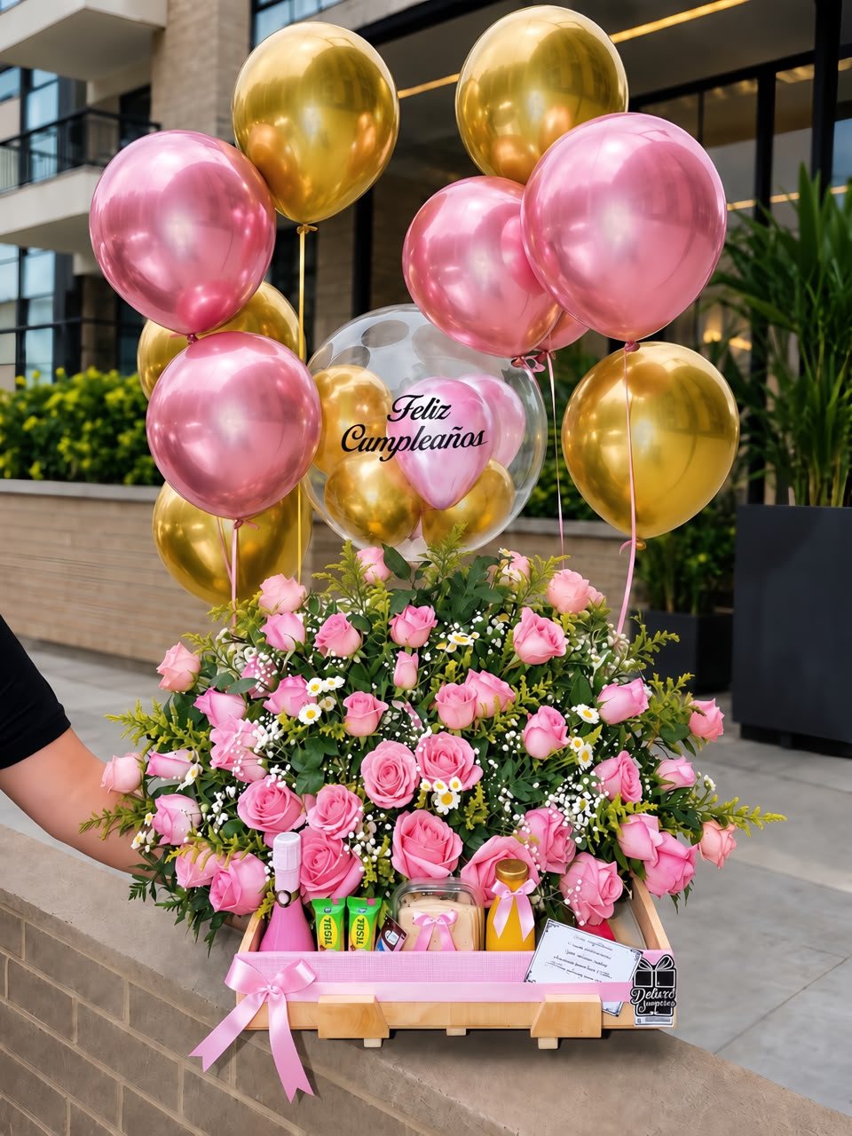 Desayuno deluxe con arreglo floral gigante de rosas rosadas y globos dorados en helio - Deluxe Surprise