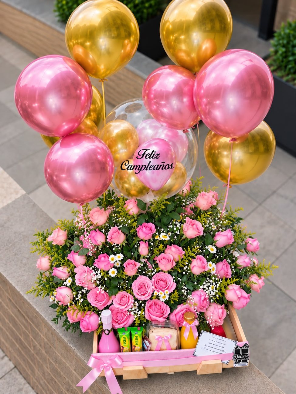 Desayuno deluxe con arreglo floral gigante, vista lateral