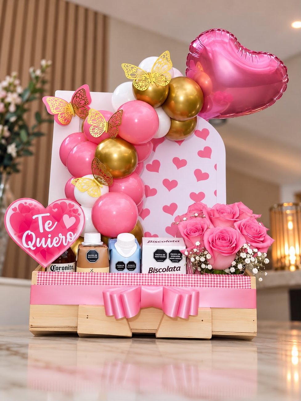 Desayuno sorpresa panel de corazones rosa con bouquet de rosas, globos y mariposas doradas - Deluxe Surprise