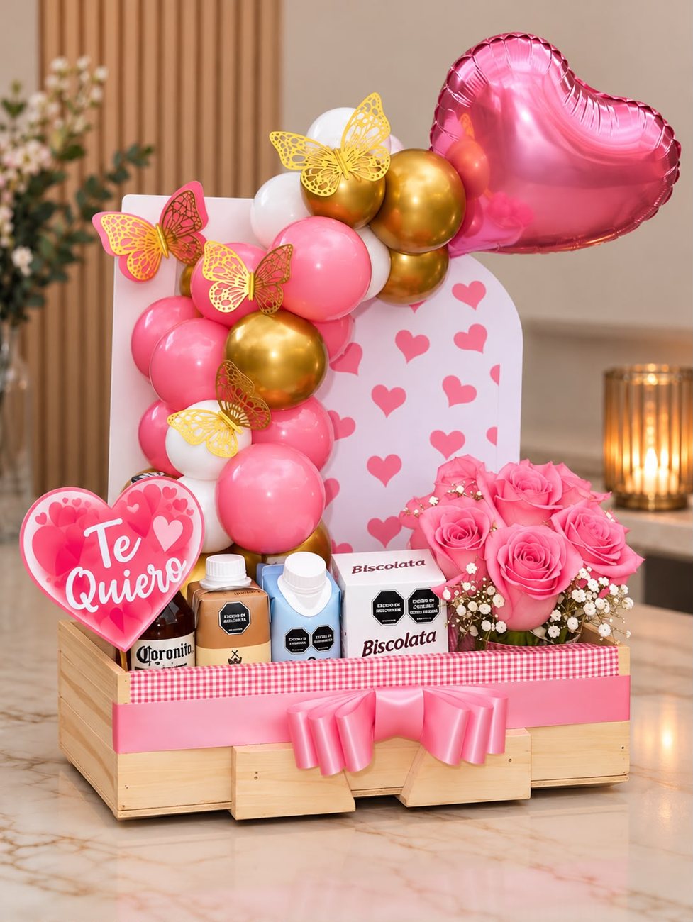 Desayuno panel de corazones rosa con globo metalizado corazón y letrero Te Quiero